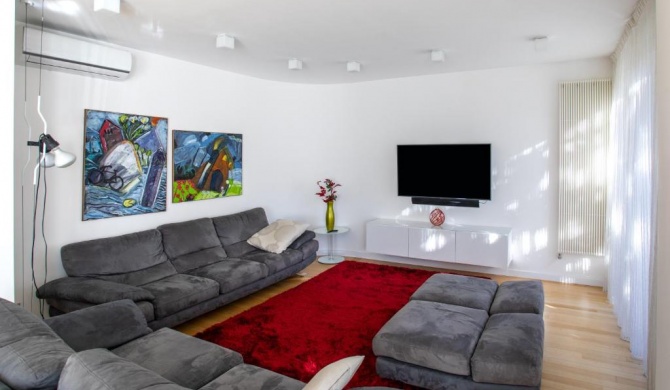 Donatella Home