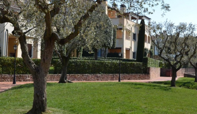 Well-kept apartment with view of the swimming pool