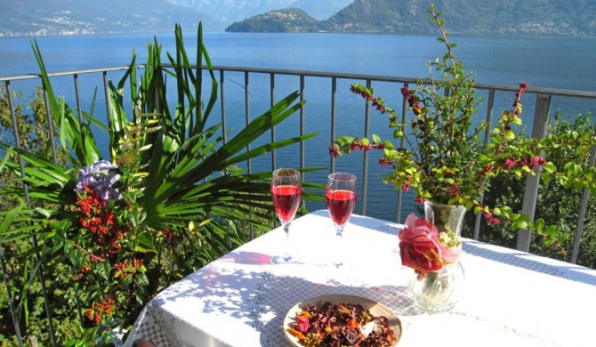 Riva di Pianello Balkon-Ferienwohnung am See (EG)