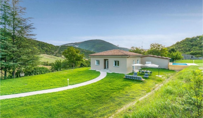 Beautiful home in Piobbico with WiFi, 3 Bedrooms and Outdoor swimming pool