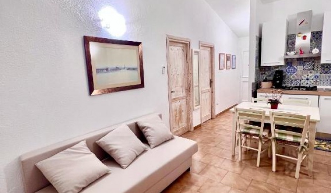 DOMUS HENRICUS -THREEROOM APARTMENT IN PORTO POLLO 400 Meters from the sea