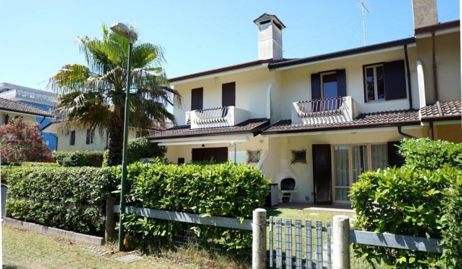 Beautiful Villa For 6 People-pool-tv-ac by Beahost Rentals